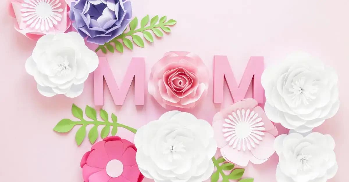 pink mom sign with white and purple paper flowers for Mother's Day